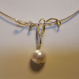 Geelgouden draadspiraal hanger zoetwaterparels